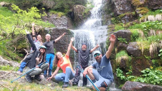Reprezentant TRAVEL PRO în grupul de montaniarzi, la Cascada Arbinje, Serbia. FOTO: Asociația TRAVEL PRO