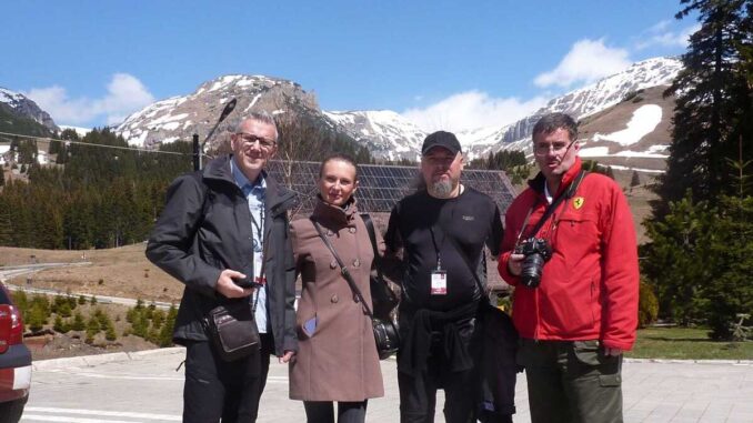 Echipa TRAVEL PRO, Hotel Peștera, Masivul Bucegi. FOTO: Asociația TRAVEL PRO